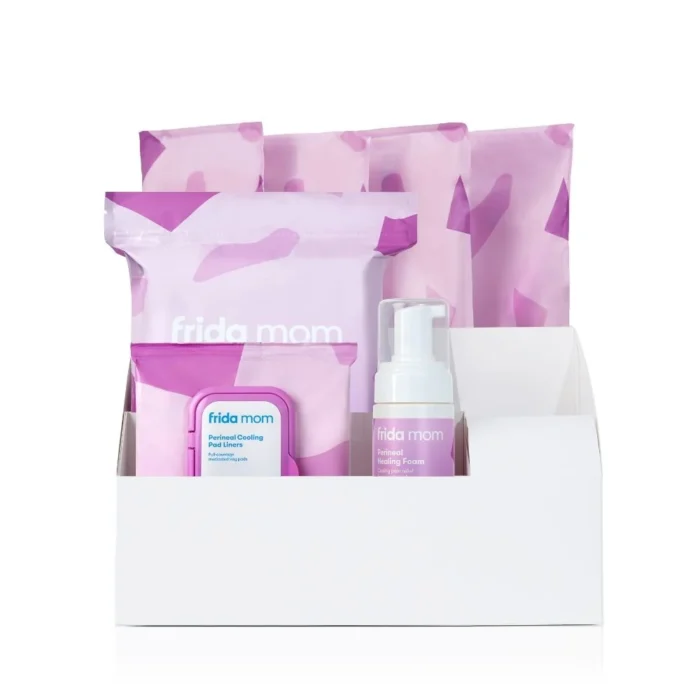 Kit essenziale Frida Mom per il recupero post parto con flacone peri intimo assorbenti e schiuma