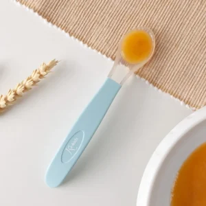 Cucchiaio in silicone morbido Kiokids azzurro per le prime pappe del neonato